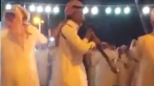 VIDEO: fue a una fiesta árabe y casi pierde la cabeza