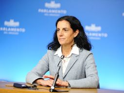 La ministra del MEF, Azucena Arbeleche, habló de desfasaje cambiario. La ministra del MEF, Azucena Arbeleche, habló de desfasaje cambiario.