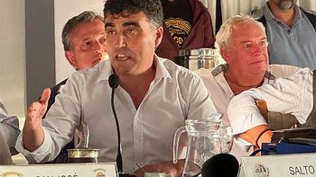 El intendente salteño Andrés Lima acusó al gobierno nacional de no accionar ante la crisis por la diferencia cambiaria entre Uruguay y Argentina. El intendente salteño Andrés Lima acusó al gobierno nacional de no accionar ante la crisis por la diferencia cambiaria entre Uruguay y Argentina.