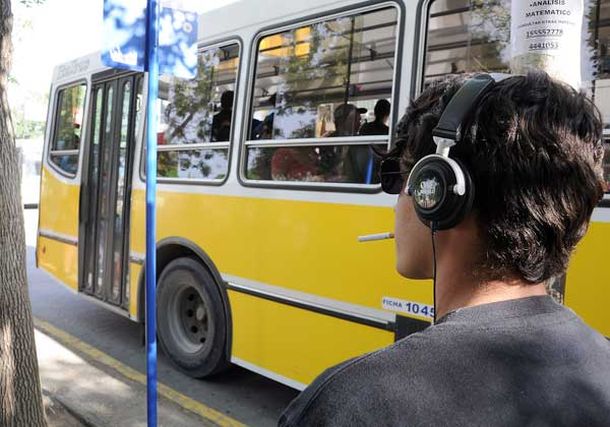 La mayoría de los jóvenes sufrirá de sordera por culpa de los auriculares