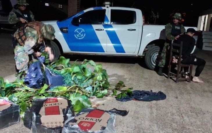 Disfrazado de camalote, un hombre ingresaba mercadería de contrabando