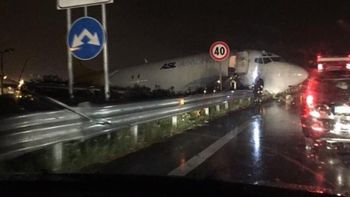 se despisto un avion al aterrizar y termino en el medio de la ruta se despisto un avion al aterrizar y termino en el medio de la ruta