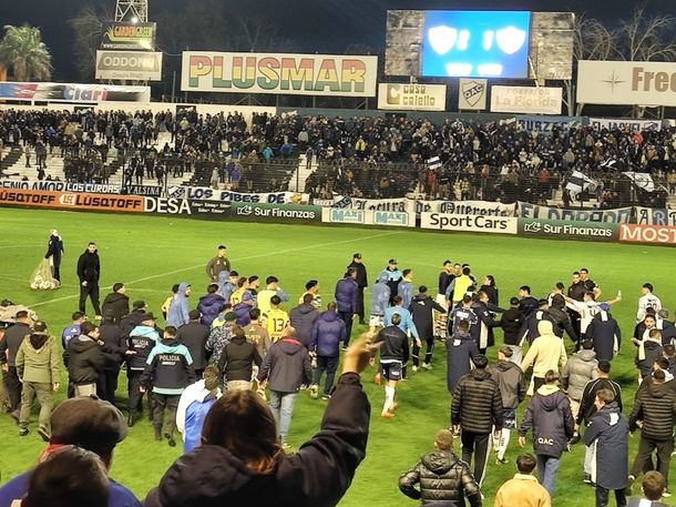 Batalla campal en Quilmes vs Atlanta: escándalo en el final del partido