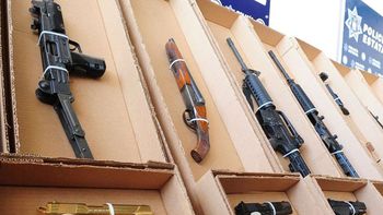 un nino lleva un arma a la escuela y descubren un arsenal en su casa un nino lleva un arma a la escuela y descubren un arsenal en su casa