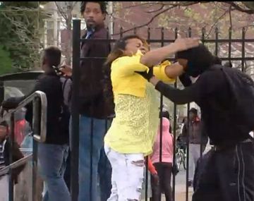 VIDEO: Una mujer descubre a su hijo en protestas de Baltimore y lo saca a golpes