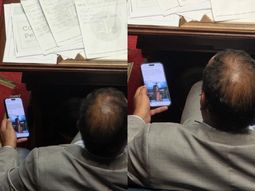 Sebastián da Silva fue fotografiado mientras revisaba Instagram durante el debate parlamentario. Sebastián da Silva fue fotografiado mientras revisaba Instagram durante el debate parlamentario.