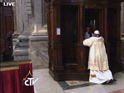 Como un cristiano más, el Papa se confesó en el Vaticano