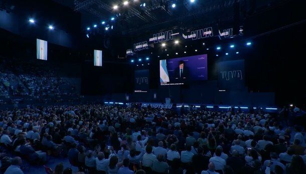 Tras la derrota electoral: Javier Milei participó del festival Viva 25 de Vox por videollamada