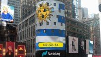 La bandera uruguaya apareció en las pantallas de Times Square. La bandera uruguaya apareció en las pantallas de Times Square.