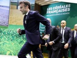 Macron huye corriendo de La Rural parisina en medio de una protesta de agricultores