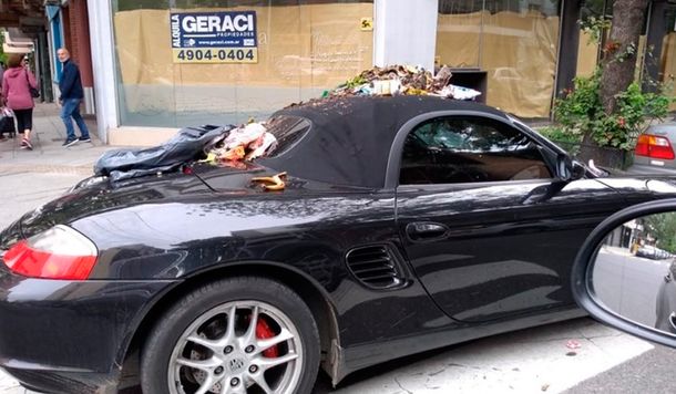 Dejó su Porsche en la senda peatonal y se lo llenaron de basura