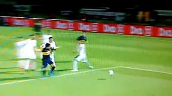 la insolita defensa de los hinchas de boca: ¿esto fue penal a lodeiro? la insolita defensa de los hinchas de boca: ¿esto fue penal a lodeiro?