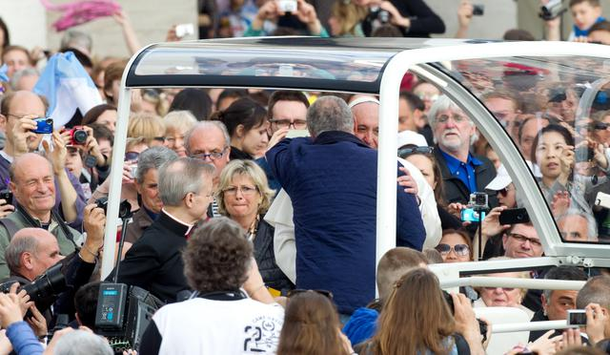 Francisco lo hizo de nuevo: otra vez subió a un amigo al papamóvil