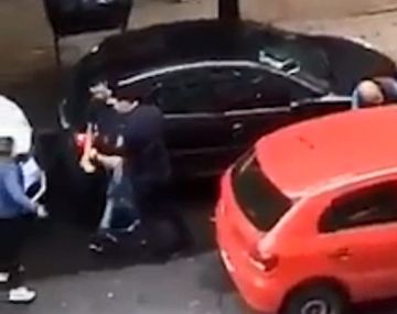 Confundieron a un policía con un ladrón y el delincuente se escapó en un auto