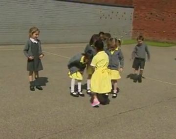 Anu le mostró su nueva prótesis a sus amigas