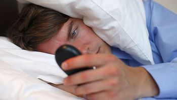 el 80% de los jovenes mira el celular antes de desayunar el 80% de los jovenes mira el celular antes de desayunar