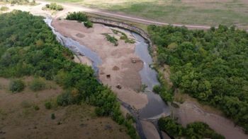 La cuenca de Santa Lucía abastece de agua potable al 60% de la población uruguaya. La cuenca de Santa Lucía abastece de agua potable al 60% de la población uruguaya.