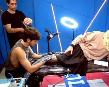 Caro Pardíaco se tatuó en vivo en Olga y se volvió viral