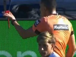 Detuvieron al hincha de Gimnasia que arrojó un martillo al árbitro en pleno partido Detuvieron al hincha de Gimnasia que arrojó un martillo al árbitro en pleno partido