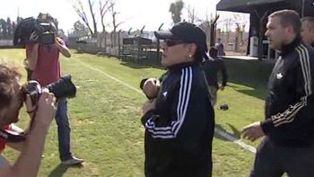 En 2013, Diego Maradona fue asesor espiritual de Deportivo Riestra. Ahora puede volver como jugador. En 2013, Diego Maradona fue asesor espiritual de Deportivo Riestra. Ahora puede volver como jugador.