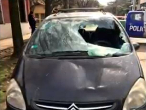 Lo atropelló, prometió llevarlo al hospital, pero la víctima apareció muerta en un auto