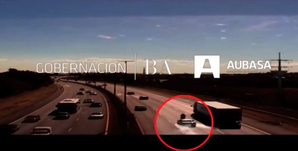 Impactante accidente entre un auto y una moto en la autopista Buenos Aires - La Plata: mirá el video