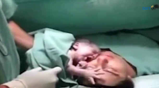 El video del bebé que no quiere separarse de su madre conmueve a la red