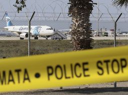 hollande confirmo que avion de egyptair se estrello y no descarta un ataque terrorista hollande confirmo que avion de egyptair se estrello y no descarta un ataque terrorista