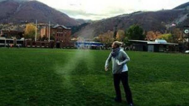 Lanzó las cenizas de su perro y se formó una extraña figura