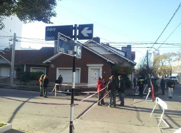 Mar del Plata: una casa quedó en el aire al hundirse la vereda
