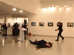 sale a la luz un nuevo video del asesinato del embajador ruso en turquia sale a la luz un nuevo video del asesinato del embajador ruso en turquia