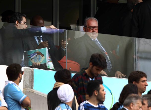 Mal momento para Grondona: la gente lo insultó y bancó a Maradona