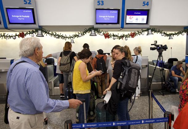 Hay demoras y cancelaciones en Aeroparque y Ezeiza por una asamblea de pilotos