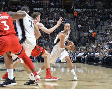 Manu Ginóbili contra Toronto Raptors