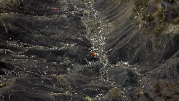 vuelo 9525: investigador afirma que un piloto quedo fuera de la cabina vuelo 9525: investigador afirma que un piloto quedo fuera de la cabina