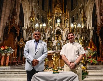 Chiqui Tapia llevó la Copa del Mundo a la Virgen de Luján