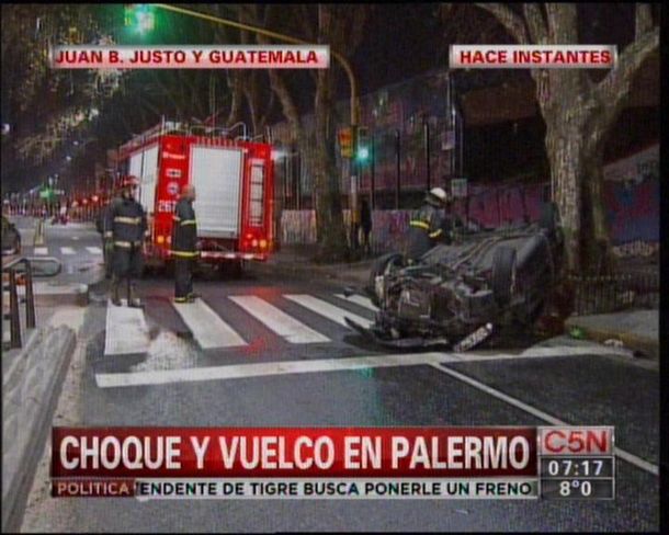Un automóvil chocó y volcó en Palermo: dos heridos