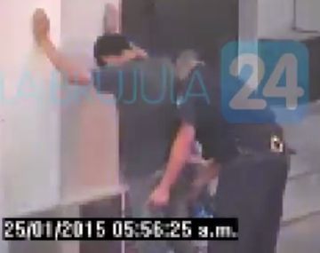 Filmaron a un policía mientras se quedaba con la droga de un dealer