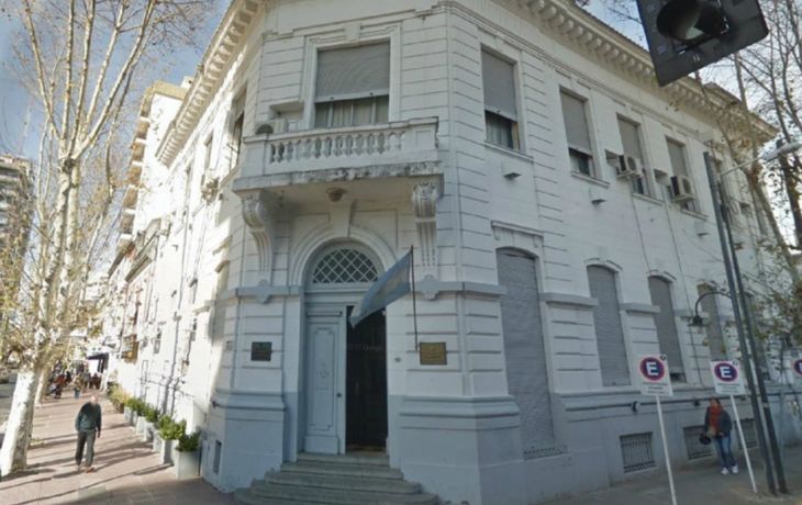 Una funcionaria de una fiscalía robaba armas para venderlas a través de un grupo de WhatsApp
