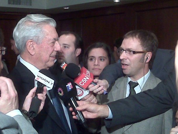 Gustavo Valenza con Mario Vargas Llosa