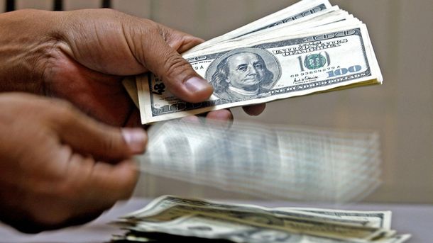 El dólar cayó 19 centavos y cerró a $18
