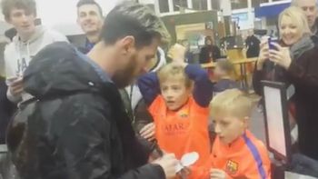 El chico no puede creer estar al lado del astro argentino El chico no puede creer estar al lado del astro argentino