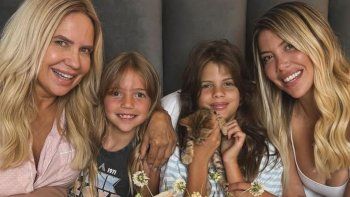 Nora Colosimo, junto a Wanda Nara y sus nietas Francesca e Isabella.