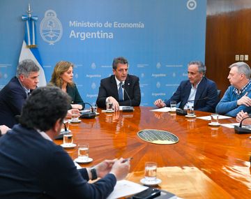 Massa anunció acuerdo con petroleras para congelar precios de combustibles 