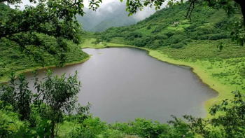 El pueblo con exuberante vegetación de yungas, lagunas y paisajes montañosos. El pueblo con exuberante vegetación de yungas, lagunas y paisajes montañosos.