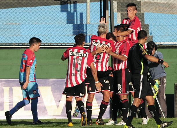 Con poco, Estudiantes le ganó a Arsenal y sonrío en su debut