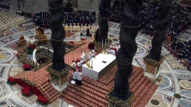 El Papa oficia la Misa de Gallo en la Basílica de San Pedro en el Vaticano