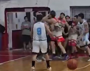 Un partido de básquet terminó en batalla campal: jugadores se empujaron y comenzaron a golpearse