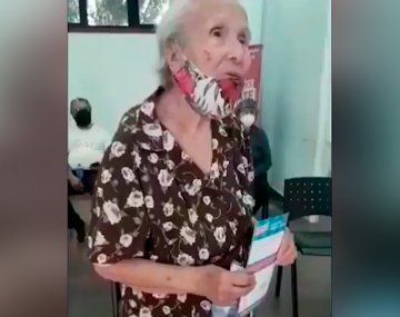 Alberto sorprendió a la mujer de 94 años que cantó un tango para agradecer que la vacunaron