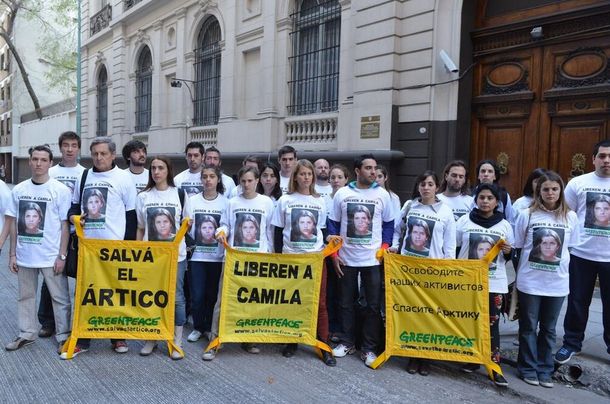 Manifestantes de Greenpeace pidieron la liberación de Camila